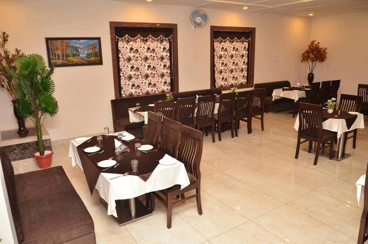 Regal Hotel And Restaurant Mathura Exterior foto