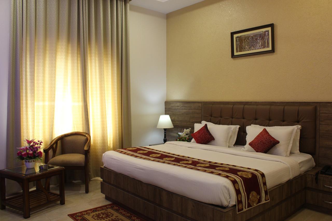 Regal Hotel And Restaurant Mathura Exterior foto